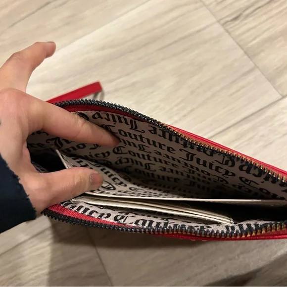 NWT Juicy Couture Red Heart Wristlet - Picture 7 of 8